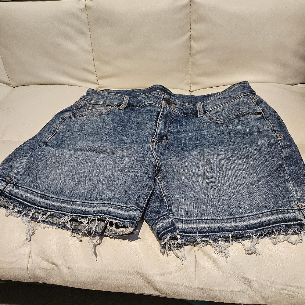 LANE Bryant Women’s Denim  Medium Wash Shorts Distressed Raw Open hem Size 14.